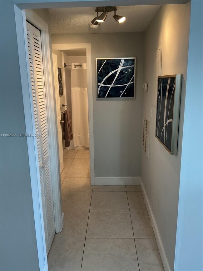 Building Photo - 400 Golden Isles Dr