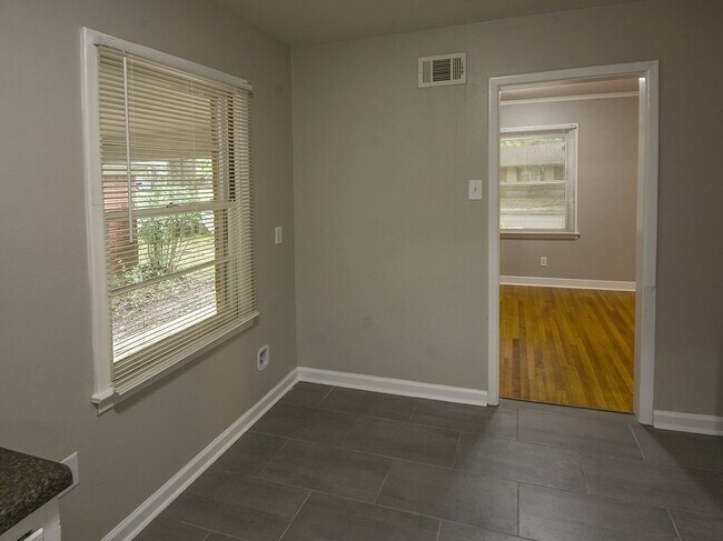 Building Photo - Updated 3 bed, 1.5 bath near U of M.