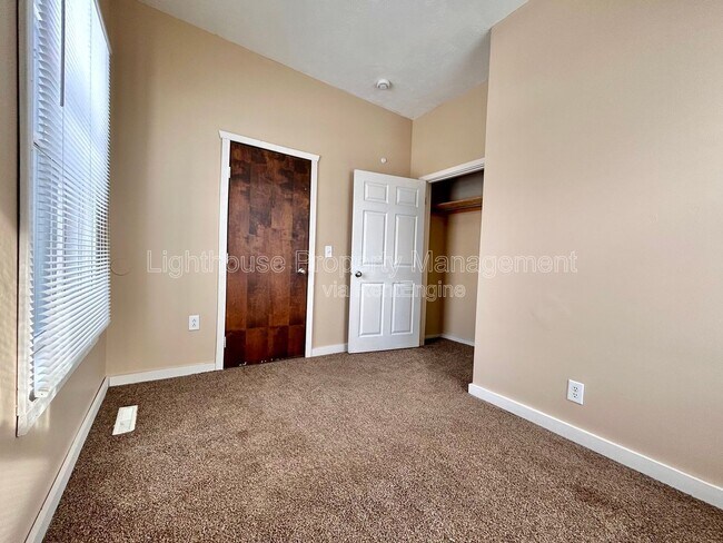 Building Photo - 514 E Center St