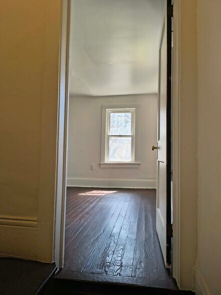 Building Photo - 225 E 5th Ave