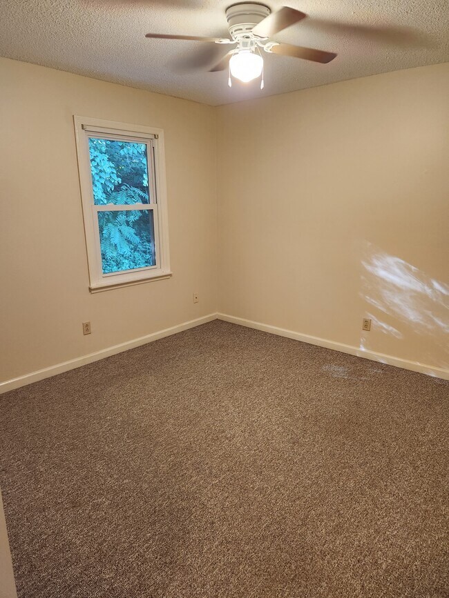 Building Photo - 1860 Lowe St