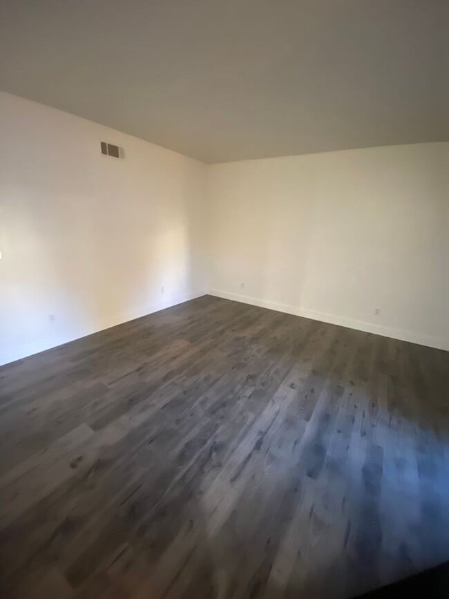 Building Photo - AMERICANA Property Mgmt - 1 Bedroom Condo ...
