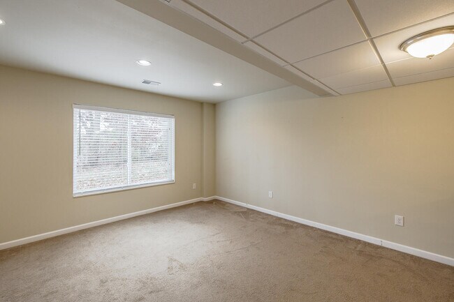 Building Photo - 324 Stratford Ln