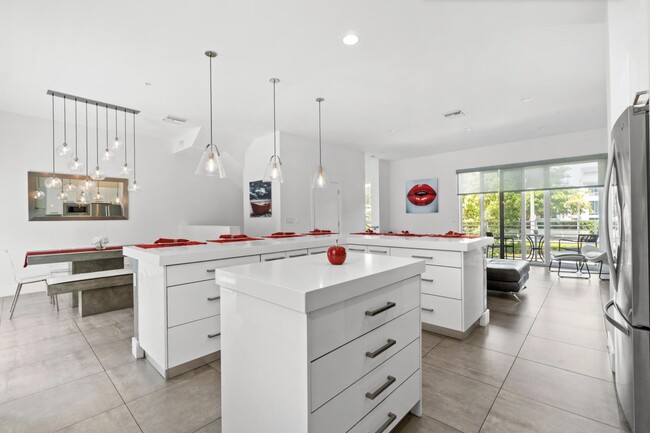 Building Photo - 1367 N Ocean Blvd