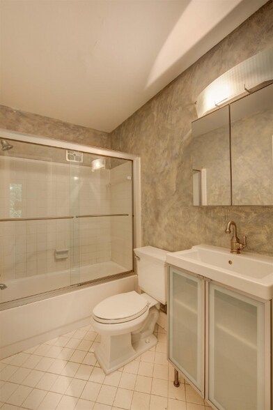 Building Photo - 3600 Hillsboro Pike