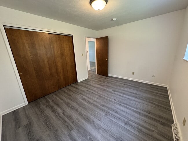 Building Photo - Main-Level 2 Bedroom 1 Bath Apartment Magic You’ll Love Coming Home To!