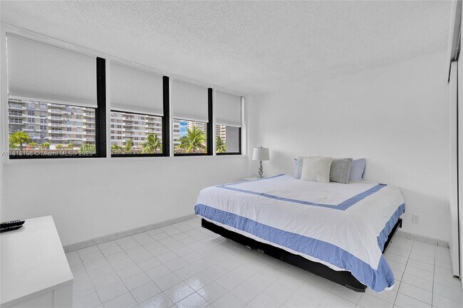 Building Photo - 2049 S Ocean Dr