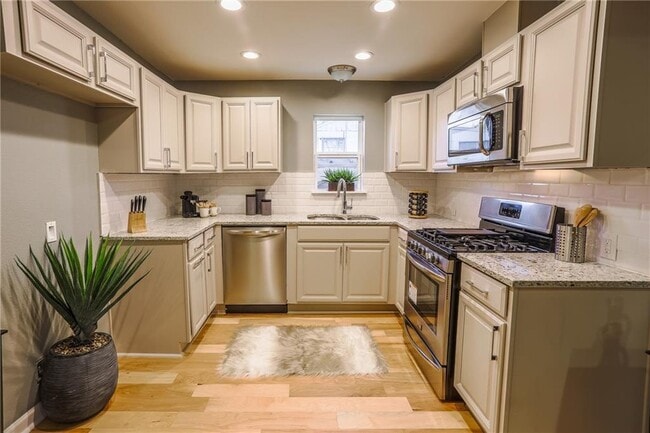 Building Photo - 407 W Odell St