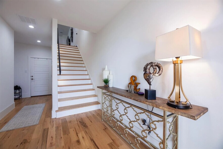 Building Photo - Room in Duplex on Avenue L