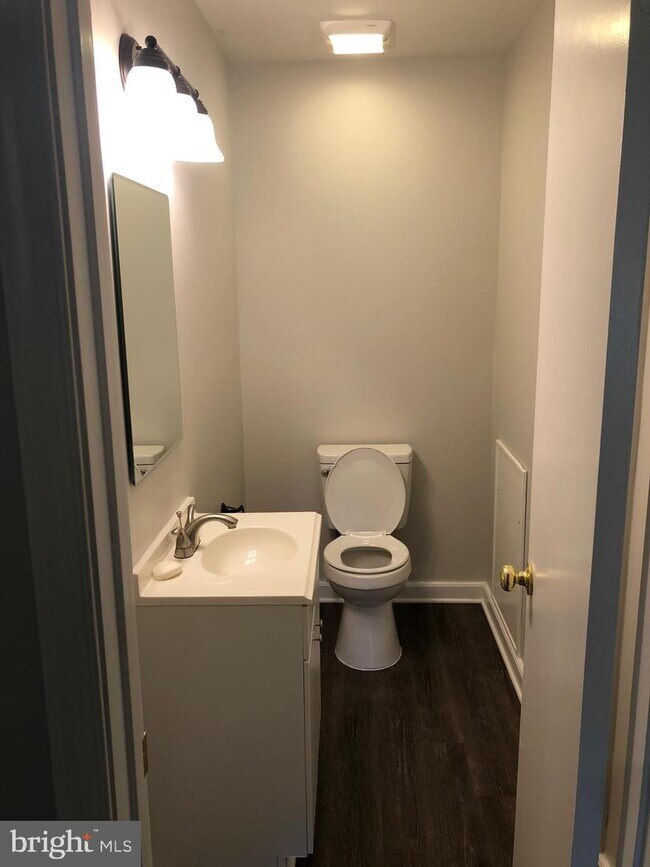 Building Photo - 1598 Nixon Dr