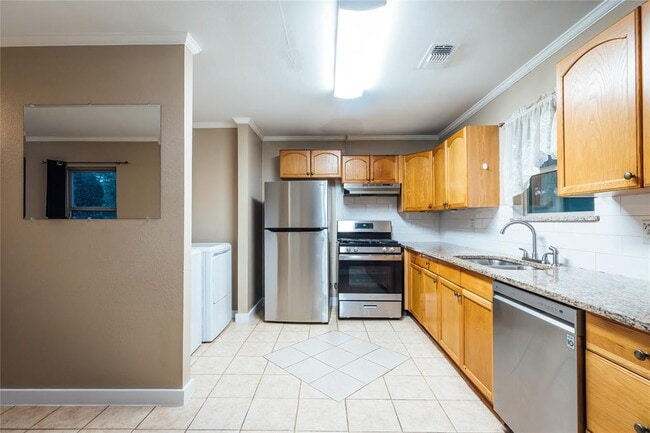Building Photo - 5617 Schutz St