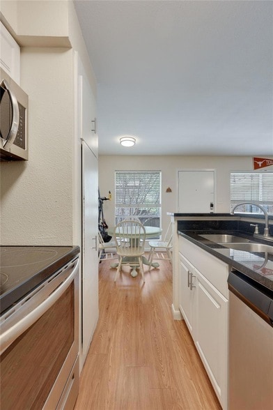 Building Photo - 2207 Leon St