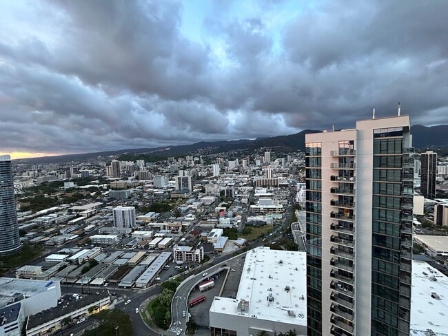 Building Photo - Penthouse 1-bedroom with 2-Parking!