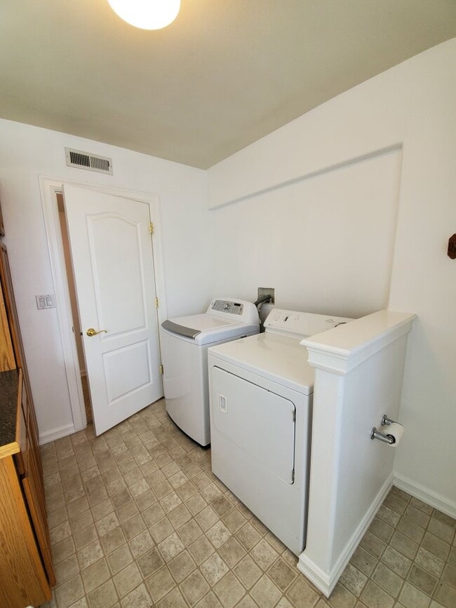 Building Photo - Spacious apartment! First Month FREE with 12 month lease!