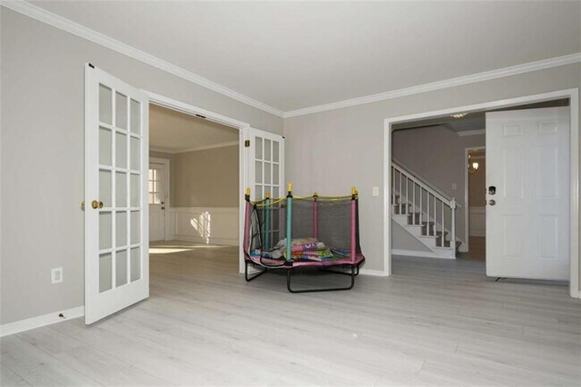 Building Photo - 151 Lakeside Dr NW