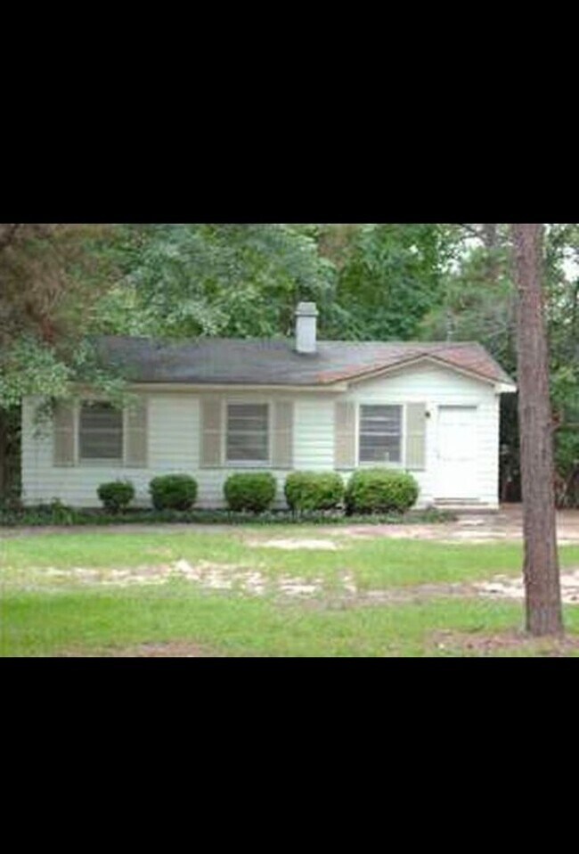 Building Photo - Nice three bedroom one bath
