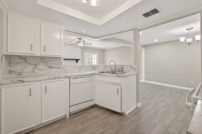 Building Photo - 10738 Briar Forest Dr