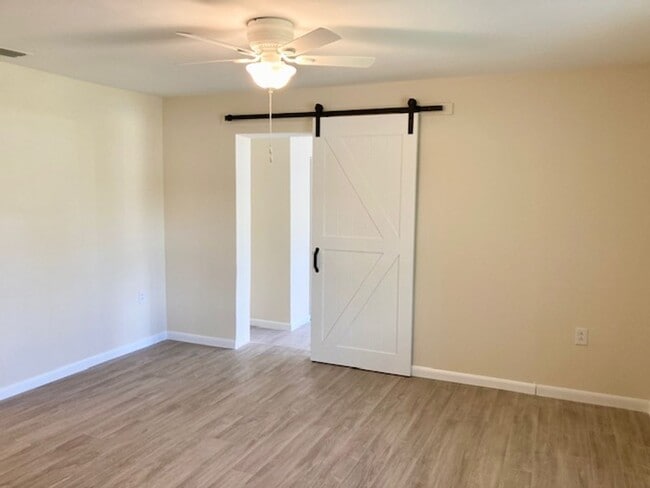 Building Photo - Clean ready to go 2/1 in Beverly Hills!