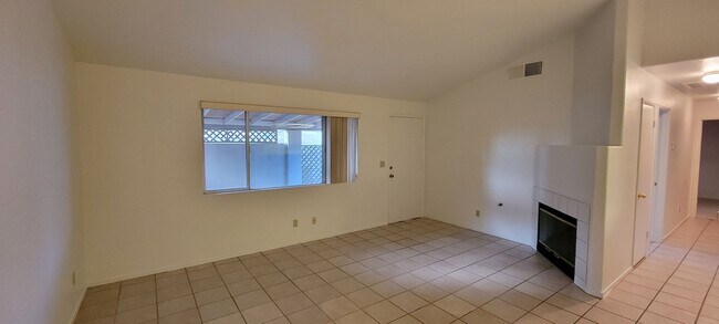 Building Photo - 2 bedrooms 2 car garage Central LV