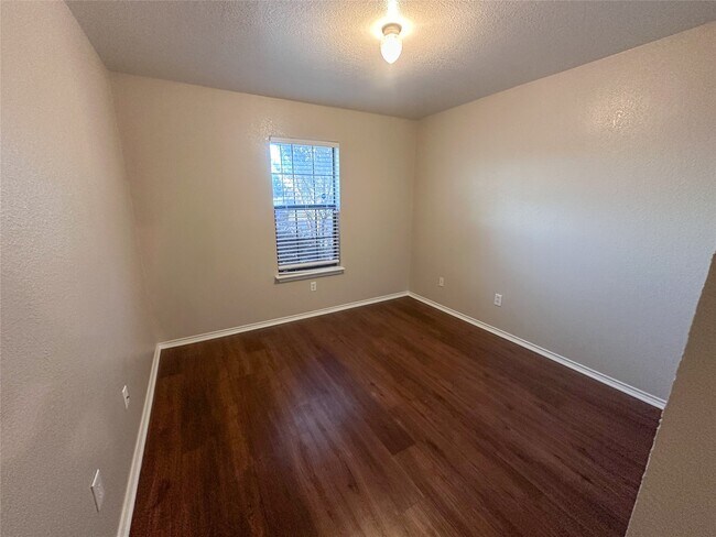 Building Photo - 2701 Littlepine Dr