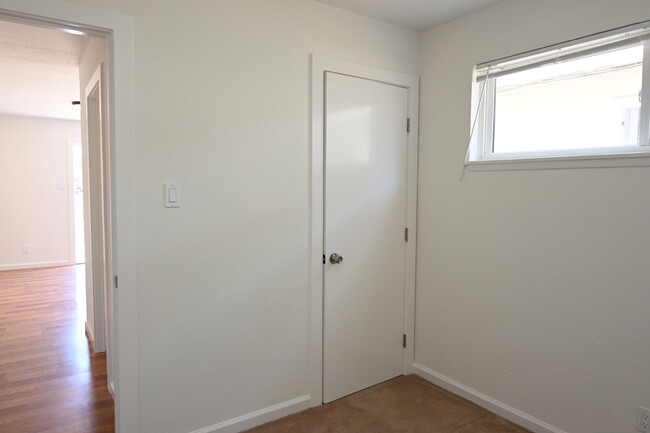 Building Photo - 2/1 - Central Redwood City Location - Hwy ...