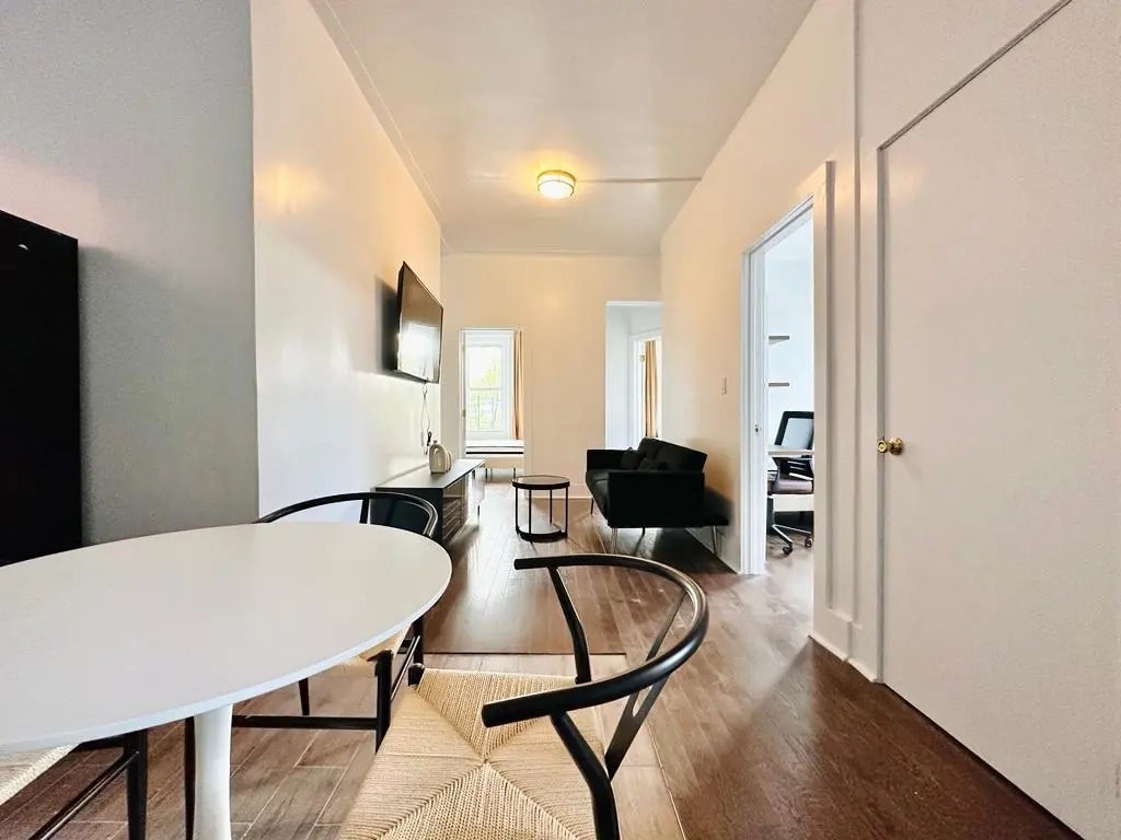 Building Photo - Furnished room/NOT APARTMENT