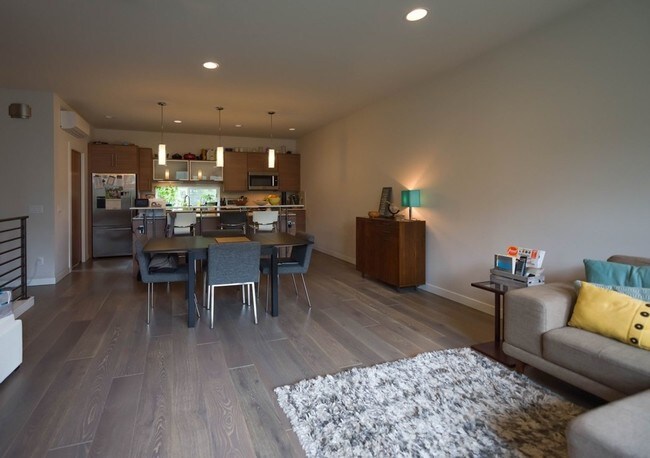 Building Photo - Fantastic 3 Bedroom Townhome w/Attached Garage and A/C in Seattle!!