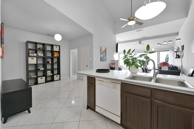 Building Photo - 35 Lakeview Village