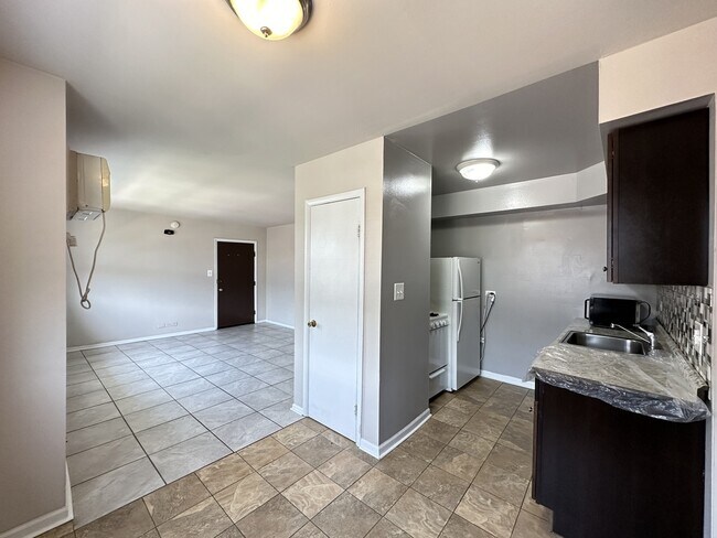 Building Photo - 9610 Ivanhoe Ave