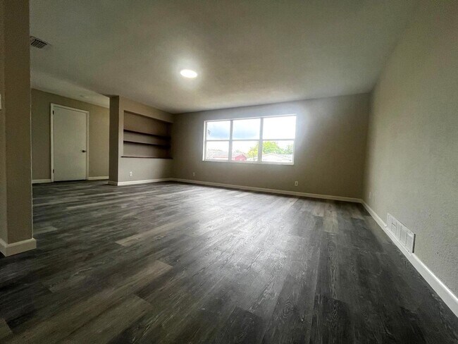 Building Photo - Charming 3-Bedroom Home with Spacious Layout & Attached Garage in the Heart of Daytona Beach