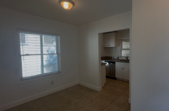 Building Photo - Come View This Perfect 2 Bedroom 1 Bath Located In the Heart of Downtown!!
