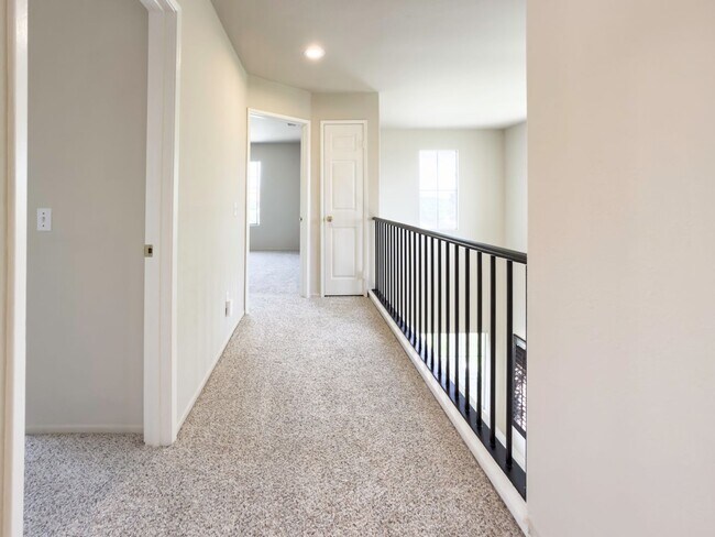 Building Photo - RARE 6 BEDROOM HOME FOR RENT IN OPTIMUM LO...