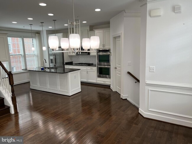 Building Photo - 4092 Sutherland Pl