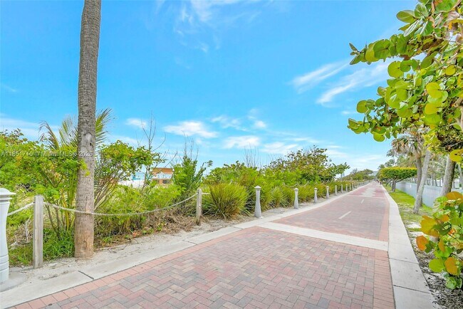 Building Photo - 2924 Collins Ave