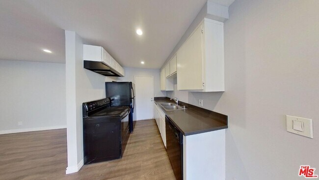 Building Photo - 525 N Sycamore Ave