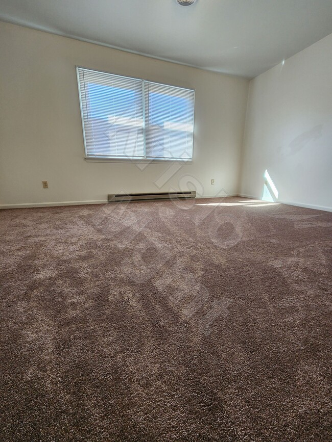 Back Bedroom - 927 Harwood Rd