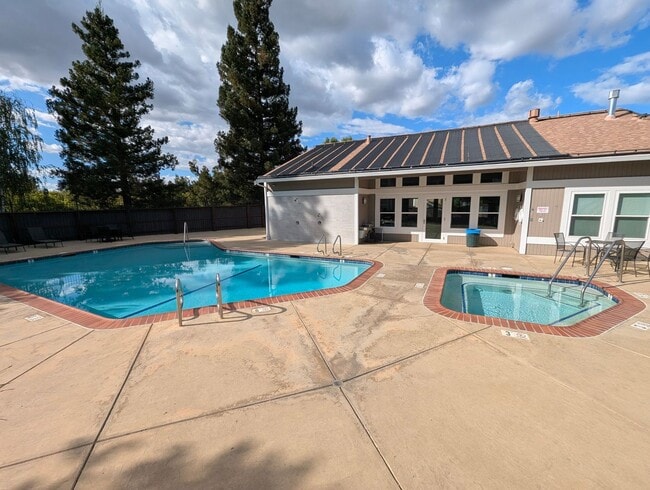 Building Photo - Pleasant Hill 1/1 Condo Available Now!