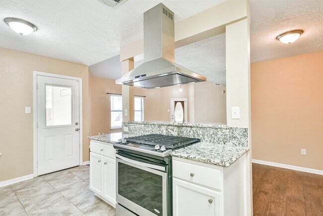 Building Photo - 5821 Guadalupe Dr