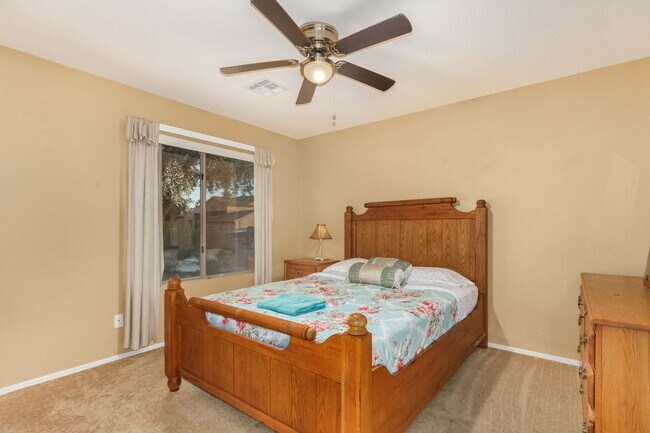 Building Photo - Spectacular 5 bdrm Home, OFFERS SOLAR ELECTRIC!