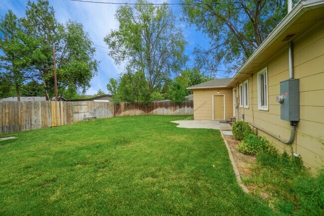 Building Photo - 1517 Chrisway Dr