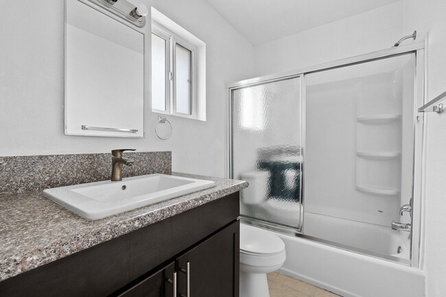 Building Photo - 1 Bedroom Townhouse With Hardwood Flooring...