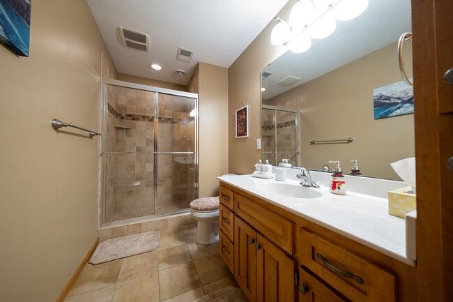 Building Photo - 572 Danube Ave