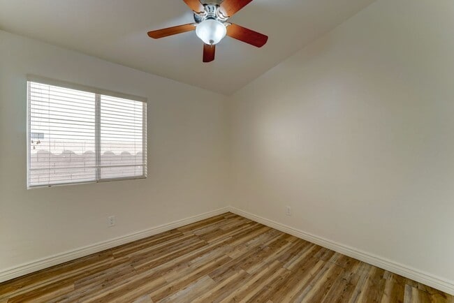 Building Photo - 2014 E Glenhaven Dr