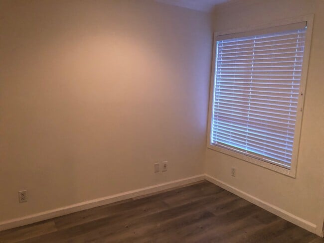 Building Photo - Amazing 1BD/1BA Condo in Prime Woodland Hi...