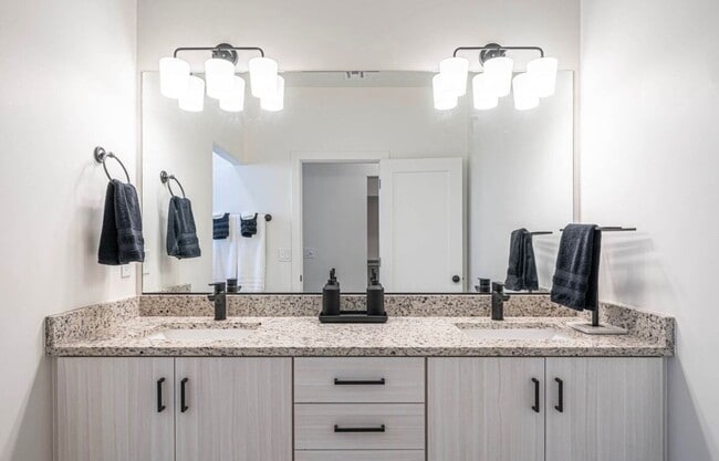 Building Photo - Charming Townhomes with private rooms