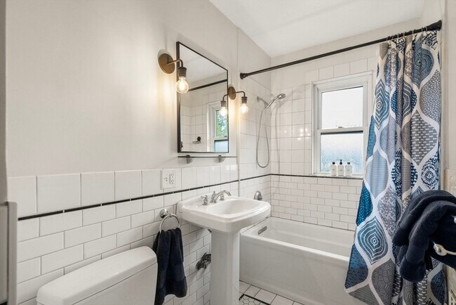 Building Photo - 137 Thacher St