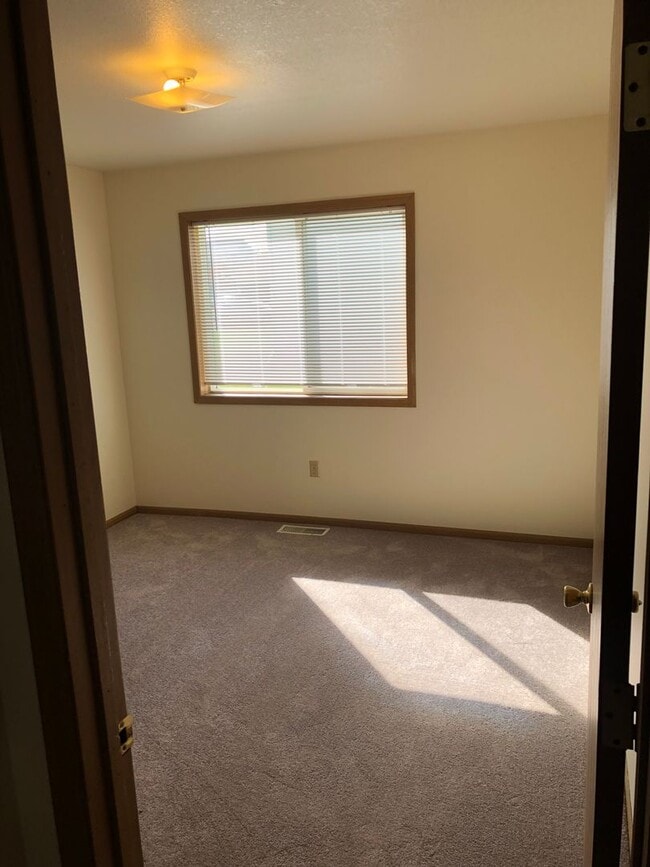 Building Photo - 2 Bedroom 1 Bath 4 Plex