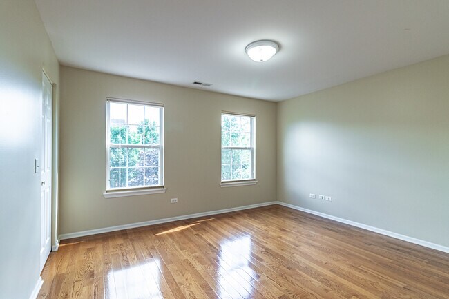 Building Photo - 810 Spencer Ln