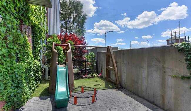 Building Photo - Luxury Downtown Condo!!