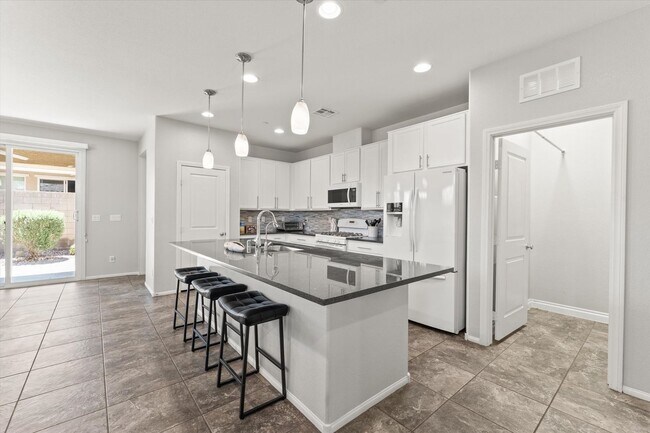 Building Photo - Luxe Sunset Retreat
